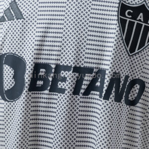 Camiseta Atlético Mineiro 2024/25 Visita — detalle sponsor BETANO