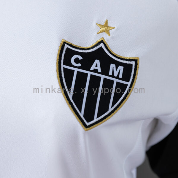 Camiseta Atlético Mineiro 2024/25 Local Mujer — detalle del bajo de la camiseta