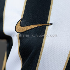 Camiseta Atlético Mineiro 2024/25 Local Mujer — detalle de las franjas doradas
