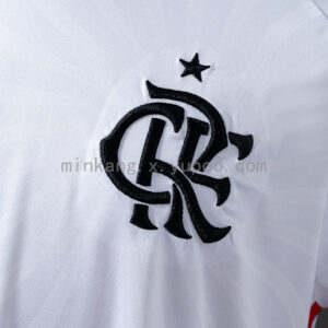 Camiseta Flamengo 2023/24 Visita — detalle puño y ribete rojo