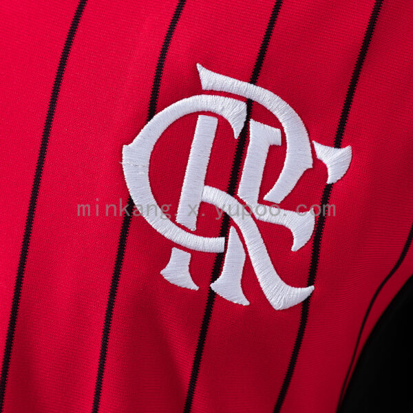 Camiseta Flamengo 2023/24 US Pack — detalle de las franjas verticales negras