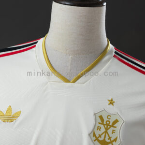 Camiseta Flamengo 2023/24 Tercera — detalle puño con borde dorado y tecnología AEROREADY en el dobladillo
