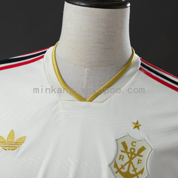 Camiseta Flamengo 2023/24 Tercera — detalle puño con borde dorado y tecnología AEROREADY en el dobladillo