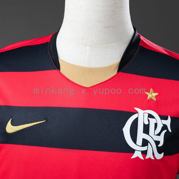 Camiseta Flamengo 2009/10 Retro Local — detalle puño con borde dorado