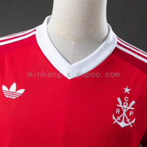 Camiseta Flamengo Edición Especial Retro — detalle del cuello en V