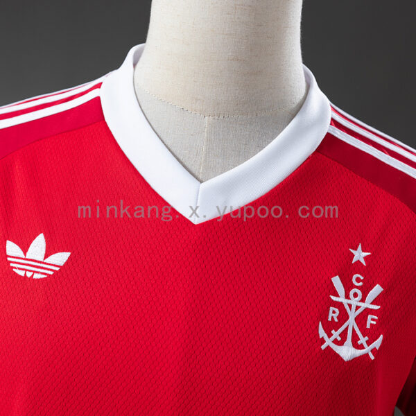 Camiseta Flamengo Edición Especial Retro — detalle del cuello en V