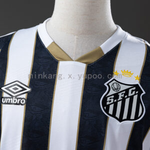 Camiseta Santos 2023 Visita — detalle logo Umbro en nuca