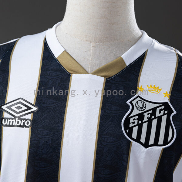 Camiseta Santos 2023 Visita — detalle logo Umbro en nuca