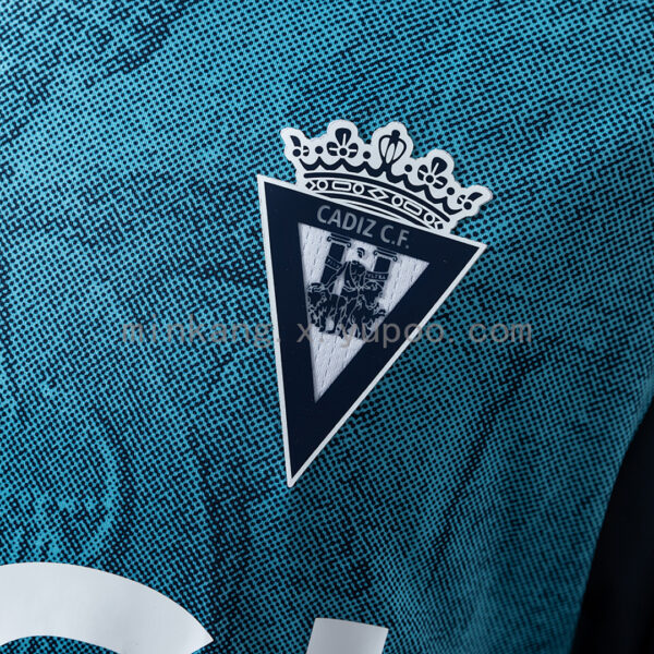Camiseta Cádiz CF 2023/24 Tercera — detalle manga y logo Macron