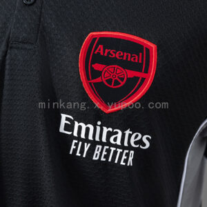 Camiseta Arsenal 2024/25 Polo de Entrenamiento - detalle de las franjas en el hombro