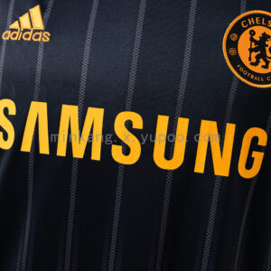 Camiseta Chelsea 2010/11 Retro Visita - detalle de las franjas Adidas en el hombro