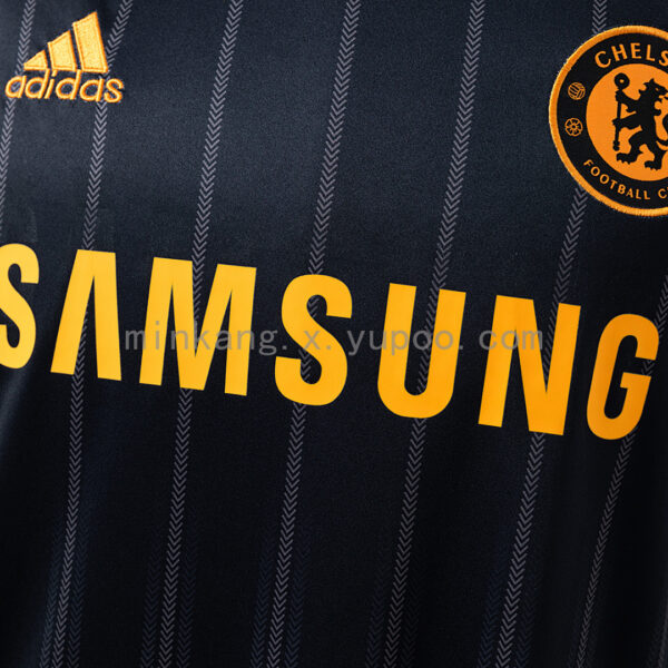 Camiseta Chelsea 2010/11 Retro Visita - detalle de las franjas Adidas en el hombro