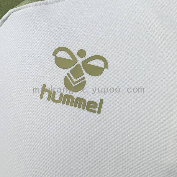 Camiseta Celta de Vigo 2023/24 Entrenamiento — detalle logo Hummel