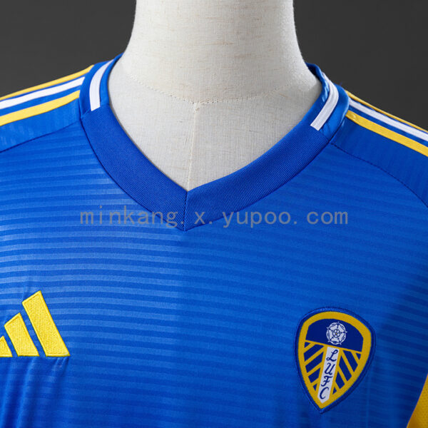 Camiseta Leeds United 2023/24 Visita - vista lateral