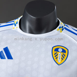 Camiseta Leeds United 2024/25 Local - detalle del diseño del cuello