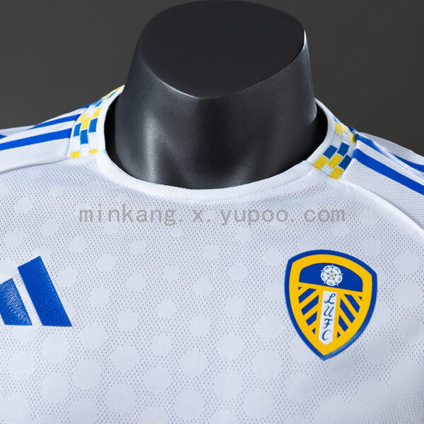 Camiseta Leeds United 2024/25 Local - detalle del diseño del cuello