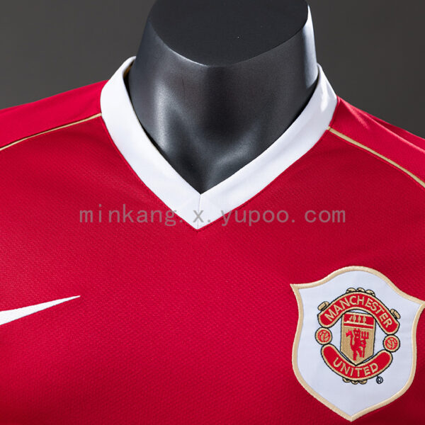 Camiseta Manchester United 2006/07 Retro Local Version Jugador - detalle bajo camiseta
