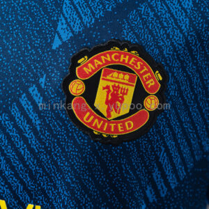 Camiseta Manchester United 2023/24 Tercera - detalle manga y franjas
