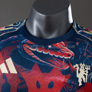 Camiseta Manchester United 2024 Edición Especial Año del Dragón Versión Jugador - detalle del cuello y hombro