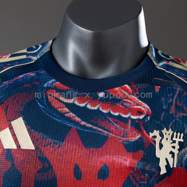 Camiseta Manchester United 2024 Edición Especial Año del Dragón Versión Jugador - detalle del cuello y hombro