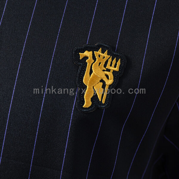 Camiseta Manchester United 1990 Retro Visitante - detalle pinstripes y hombro