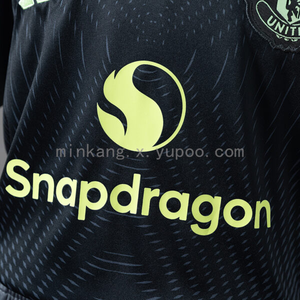 Camiseta Manchester United 2023/24 Entrenamiento Niño - detalle manga y sponsor DX Tech