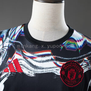 Camiseta Manchester United 2023/24 Tercera Manga Larga - vista frontal con logos y diseño abstracto