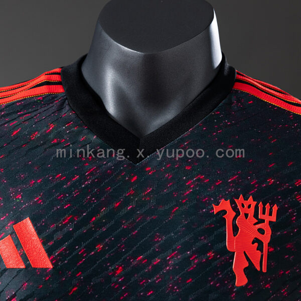 Camiseta Manchester United 2023/24 Edición Especial - detalle cuello y franjas Adidas