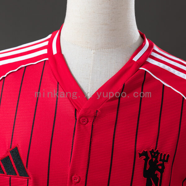 Camiseta Manchester United 2023/24 US Pack - detalle logo Adidas