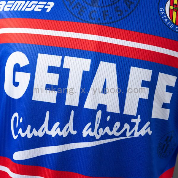 Camiseta Getafe C.F. 2023/24 Local Manga Larga — detalle escudo