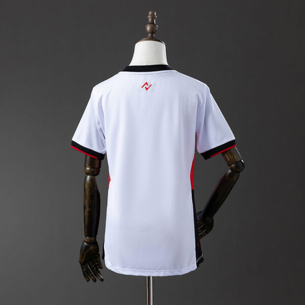 Camiseta Vitoria 2024 Visitante Mujer — detalle marca
