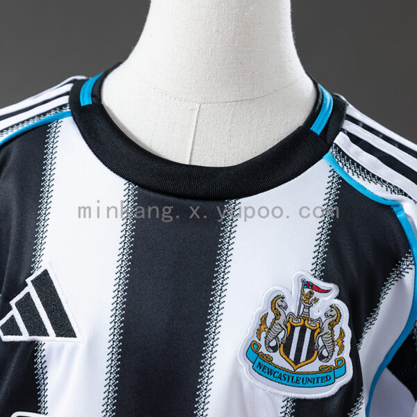 Camiseta Newcastle 2005/06 Retro Local - detalle cuello