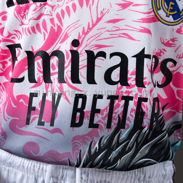Camiseta Real Madrid Edición Especial Dragón Blanco y Rosa - detalle del pantalón corto con diseño
