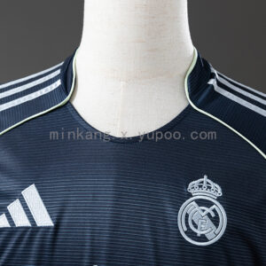 Camiseta Real Madrid 2024/25 Visita — detalle dobladillo