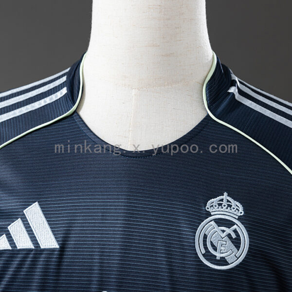 Camiseta Real Madrid 2024/25 Visita — detalle dobladillo