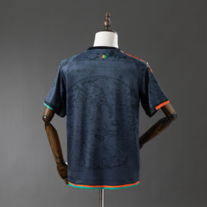 Camiseta Venezia 2024/25 Local - detalle cuello en V con ribete negro