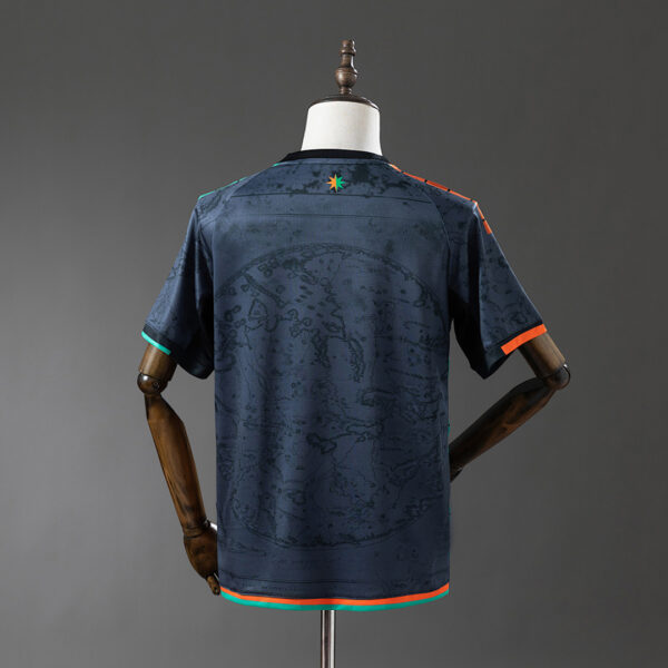 Camiseta Venezia 2024/25 Local - detalle cuello en V con ribete negro