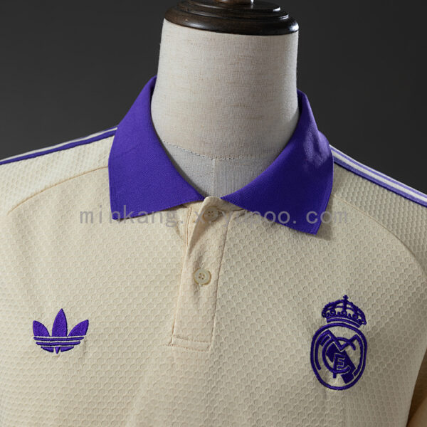 Camiseta Real Madrid 2023/24 Polo — detalle escudo