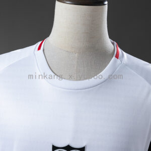 Camiseta Sevilla FC 2024/25 Entrenamiento — detalle escudo