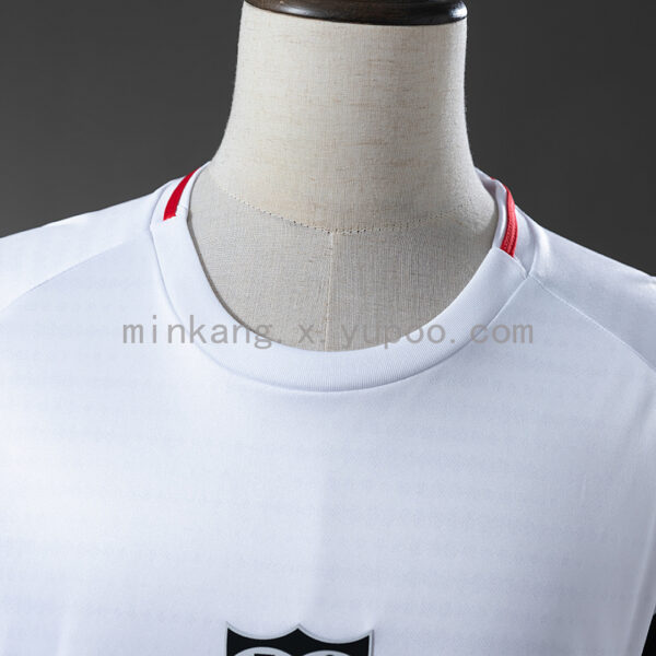 Camiseta Sevilla FC 2024/25 Entrenamiento — detalle escudo