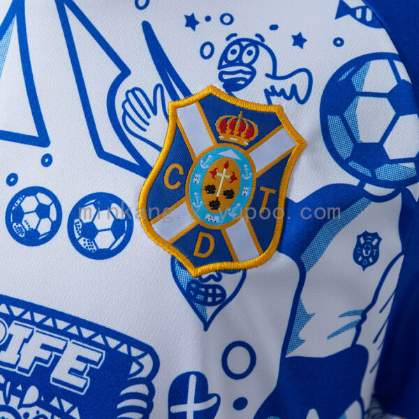 Camiseta Club Deportivo Tenerife 2023/24 Edición Especial — primer plano de la textura del tejido con estampado azul