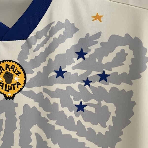Camiseta Cruzeiro 2023/24 Edición Especial — detalle dobladillo inferior