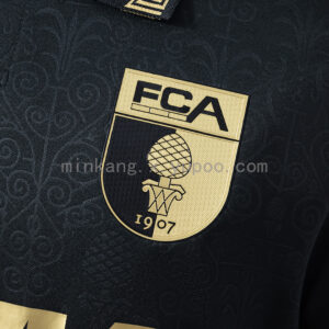 Camiseta FC Augsburg 2023/24 Tercera - detalle emblema 'AV 1907'