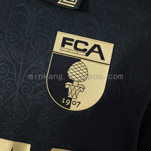 Camiseta FC Augsburg 2023/24 Tercera - detalle emblema 'AV 1907'