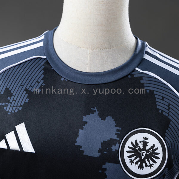 Camiseta Eintracht Frankfurt 2022/23 Tercera - vista lateral