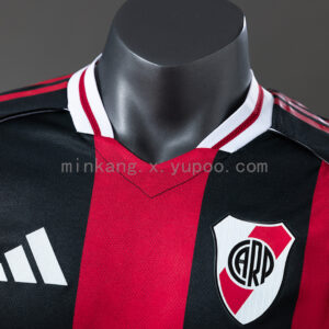 Camiseta River Plate 2024/25 Tercera - detalle escudo y logo Adidas