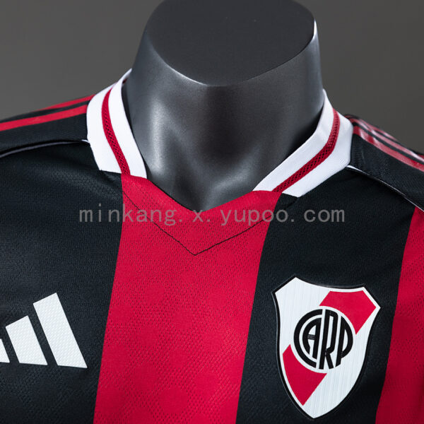 Camiseta River Plate 2024/25 Tercera - detalle escudo y logo Adidas