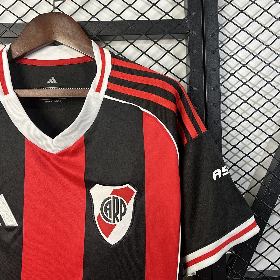 Camiseta River Plate 2024/25 Tercera - detalle escudo y logo Adidas