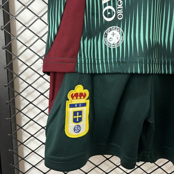 Camiseta Real Oviedo 2024/25 Tercera — detalle del patrocinador frontal