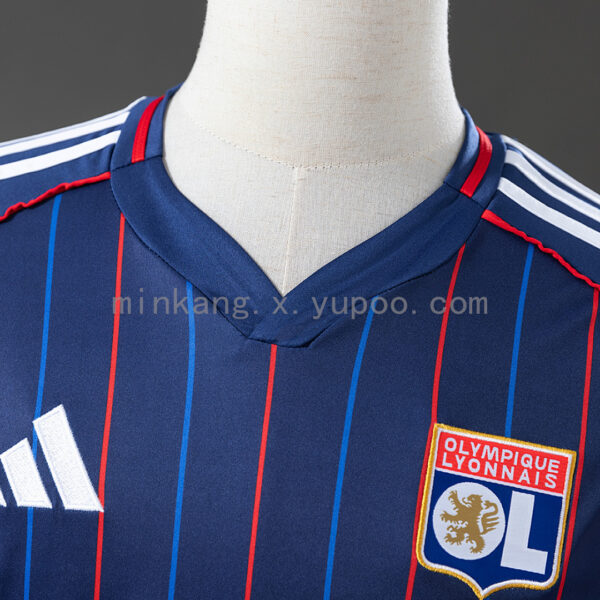 Camiseta Olympique Lyonnais 2023/24 Visita - detalle dobladillo